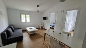 TV a/nebo společenská místnost v ubytování Sabiñanigo Camp & Hotel