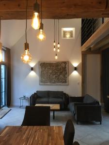 een woonkamer met een bank en een tafel bij Les gîtes du Val de Chambord in Huisseau-sur-Cosson