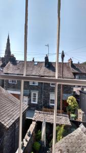 een uitzicht vanuit een raam van een huis bij The Lakes B and B in Ambleside