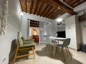 a kitchen and dining room with a table and chairs at Appartamento Cilembrini in Montevarchi
