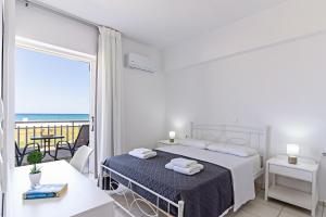 StavromenosにあるAzure Seaside Aptsの白いベッドルーム(ベッド1台、バルコニー付) +124枚の写真
