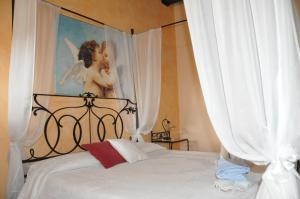 ein Schlafzimmer mit einem Bett mit einem Bild eines Engels in der Unterkunft Agriturismo Marco in Bergamo