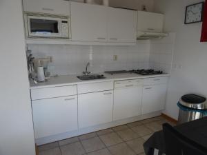 Kuchyň nebo kuchyňský kout v ubytování Kustverhuur, Park Schoneveld, Zeemeeuw 203