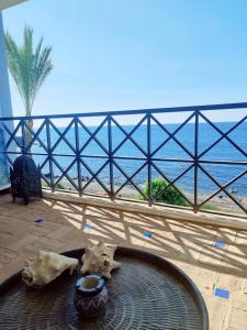 een tafel op een balkon met uitzicht op de oceaan bij Frontline Beach Apartment, La Perla de la Bahia, Bahia de Casares - Estepona in Casares