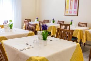 A restaurant or other place to eat at Hotel Savana