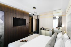 Uma cama ou camas num quarto em Emerald Hotel