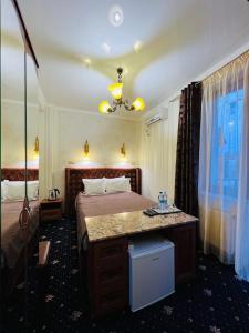 una camera da letto con un letto e una scrivania di Hotel Afrodita a Truskavec'