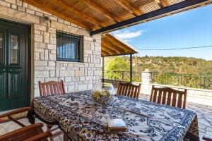 Balkón alebo terasa v ubytovaní Konstas Stone Island House in Meganisi