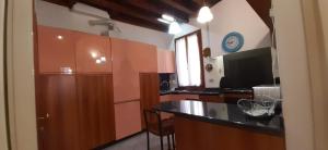 uma cozinha com um balcão e uma secretária com um computador em Ca' del Forner em Veneza