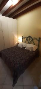um quarto com uma cama grande e almofadas em Ca' del Forner em Veneza