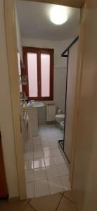 uma casa de banho com um WC, um lavatório e um espelho. em Ca' del Forner em Veneza