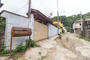 an empty street with a sign in front of a building at Casas em Ubatuba in Ubatuba
