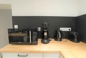 un bancone cucina con forno a microonde e macchinetta del caffè di L'auberge aux volets rouges à 4 min du Zoo de Beauval 2-10 pers a Saint-Aignan