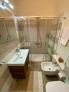 カリアリにあるIola Rooms - Q9416のバスルーム(シンク、シャワー、トイレ付)