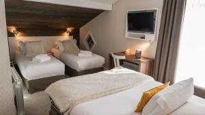 A bed or beds in a room at Chalet hôtel le Whymper