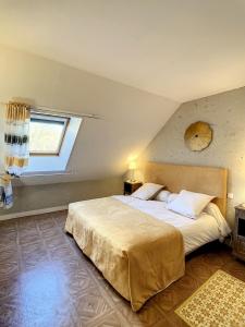 Un dormitorio con una cama grande y una ventana en Chambres d'Hôtes L'Orée des Vignes, en Saint-Père