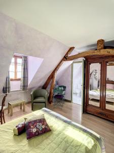een slaapkamer met een bed en een kamer met een tent bij Chambres d'Hôtes L'Orée des Vignes in Saint-Père