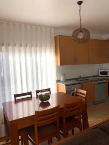 Alojamentos Campo & Mar - T1 com Piscinaにあるキッチンまたは簡易キッチン
