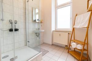 a bathroom with a shower and a sink at Exklusive Wohnung mit Kingsize-Bett I 75qm I am See I Netflix I gratis Kaffee & Teeangebot in Chemnitz