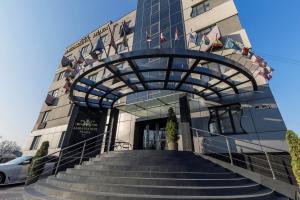 una escalera que conduce a un edificio con puerta de cristal en Ambassador Plaza, en Kiev