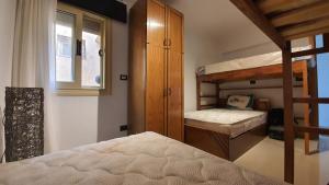 Krevet ili kreveti na kat u jedinici u objektu Breathtaking Luxury & Spacious 2-Bedroom 1st Row Direct Seaview at Stella Sea View Sokhna
