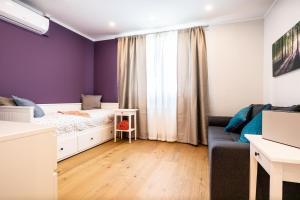 1 dormitorio pequeño con 1 cama y 1 sofá en Anja's Feriendomizil en Unternarrach