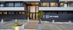 テムコにあるCuritiba VIP Studio 21の前にヤシの木がある建物
