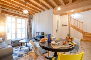 uma sala de estar com mesa e cadeiras em Villa Fémina em Savigny-lès-Beaune