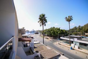 uma vista para uma rua com palmeiras e um edifício em Phaedrus Living - Seaside Deluxe Flat Harbour 107 em Pafos