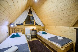 מיטה או מיטות בחדר ב-Domki na Głodówce