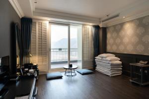 ein Zimmer mit einem großen Fenster und einem Haufen Handtücher in der Unterkunft Kensington Hotel Pyeongchang in Pyeongchang