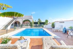 a villa with a swimming pool and a patio at Villa Jardin Tropical in Manilva