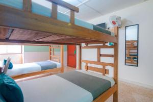 dois beliches em um quarto pequeno com espelho em Casa Hotel Jimatta em Ríohacha