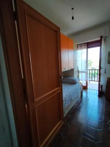 drzwi prowadzące do sypialni z łóżkiem w obiekcie La Casa Bianca - Alghero Calich w mieście Alghero