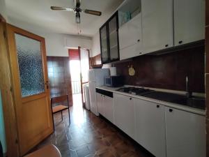 Kuchnia lub aneks kuchenny w obiekcie La Casa Bianca - Alghero Calich