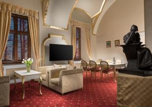 En TV eller et underholdningssystem på Hotel Gino Park Palace