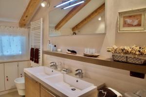 חדר רחצה ב-Beautiful design 3 bedroom apartment in Cortina