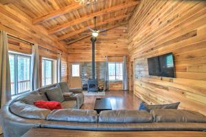 Μια τηλεόραση ή/και κέντρο ψυχαγωγίας στο Woodsy Mountain Cabin 2 Mi to Angel Fire Resort!