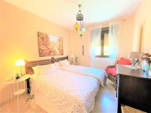 sypialnia z łóżkiem i kanapą w obiekcie Duplex Penthouse in Estepona- Mountain and Sea views w mieście Estepona +32 zdjęcia