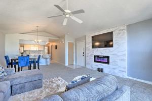 ein Wohnzimmer mit einem Sofa und einem Esszimmer in der Unterkunft Beautiful Kissimmee Villa Less Than 8 Mi to Disney! in Kissimmee