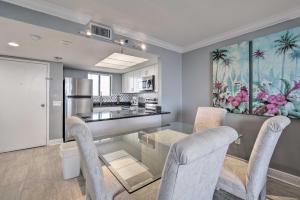 une cuisine avec une table et des chaises dans une pièce dans l'établissement Remarkable Hudson Condo with Coastal Views!, à Hudson 18 autres photos
