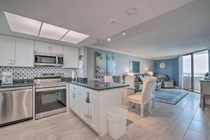une cuisine avec des armoires blanches et un salon dans l'établissement Remarkable Hudson Condo with Coastal Views!, à Hudson