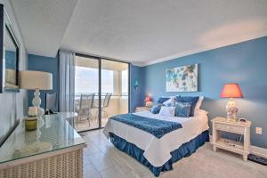 une chambre avec un lit king size et un balcon dans l'établissement Remarkable Hudson Condo with Coastal Views!, à Hudson
