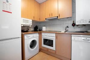 a kitchen with a washing machine and a washer at Apartamento en Sabiñánigo con amplia y soleada terraza in Sabiñánigo