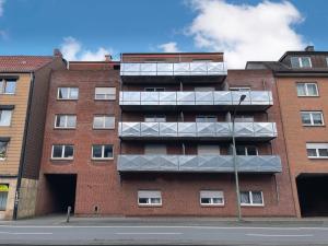 apartamentowiec z balkonami po stronie w obiekcie Studios in Osnabrück - Iburger Str. I home2share w mieście Osnabrück