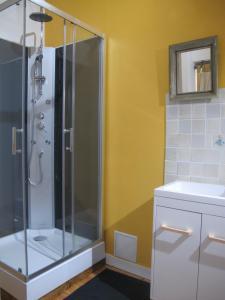 poppy chambres d'hotes tesisinde bir banyo