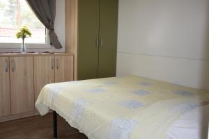 سرير أو أسرّة في غرفة في Bungalow Maslina