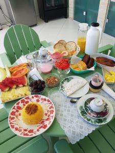 Opciones de desayuno para los huéspedes de Vila charmosa na praia do Mutá