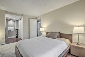 - une chambre avec un grand lit blanc et deux lampes dans l'établissement Modern Family Condo about 12 Mi to Dtwn Seattle!, à Renton