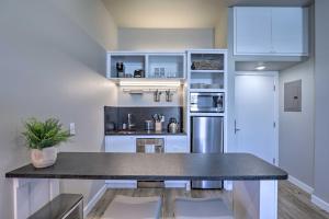 Una cocina o zona de cocina en San Marcos Apartment with Off-Street Parking!